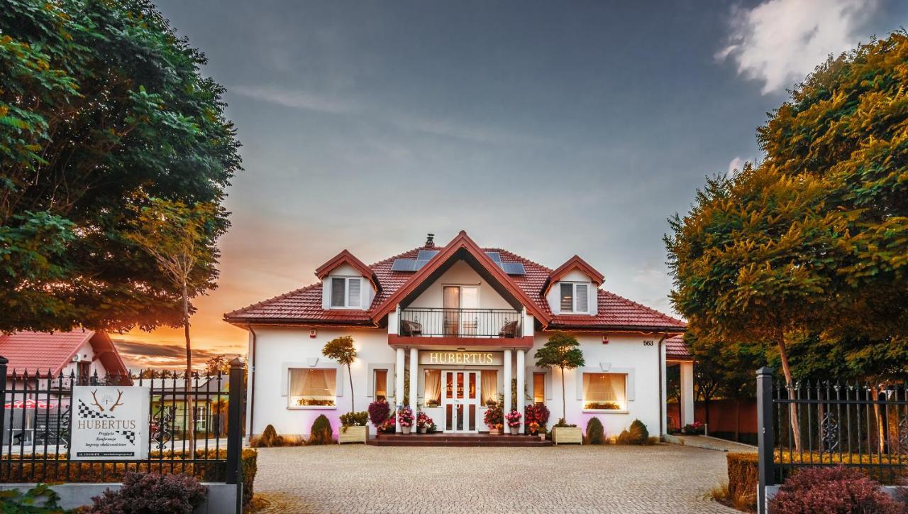 Hubertus Hotel Wola Rzedzinska Exterior photo